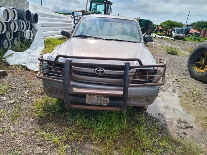 CAMIONETA DOBLE CABINA TOYOTA HILUX, 2,5 CC MOD. 2005 - SUBASTA