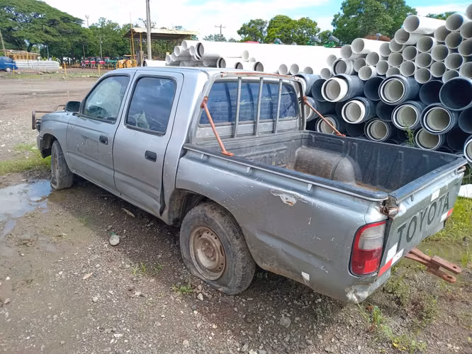 CAMIONETA DOBLE CABINA TOYOTA HILUX, 2,5 CC MOD. 2005 - SUBASTA