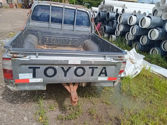CAMIONETA DOBLE CABINA TOYOTA HILUX, 2,5 CC MOD. 2005 - SUBASTA