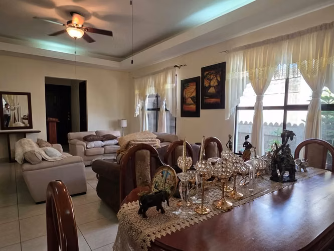 FP- Casa en venta cerca de Galerías Santo Domingo
