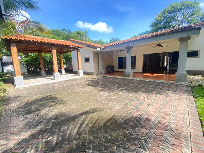 Venta de hermosa casa en  Carretera Vieja a León