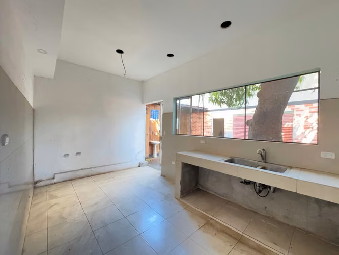 Venta de Local contiguo al Pase Desnivel Rubenia - 150 m²