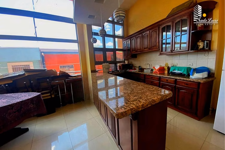 Edificio Comercial en Excelente Zona de Mercado Oriental - LL
