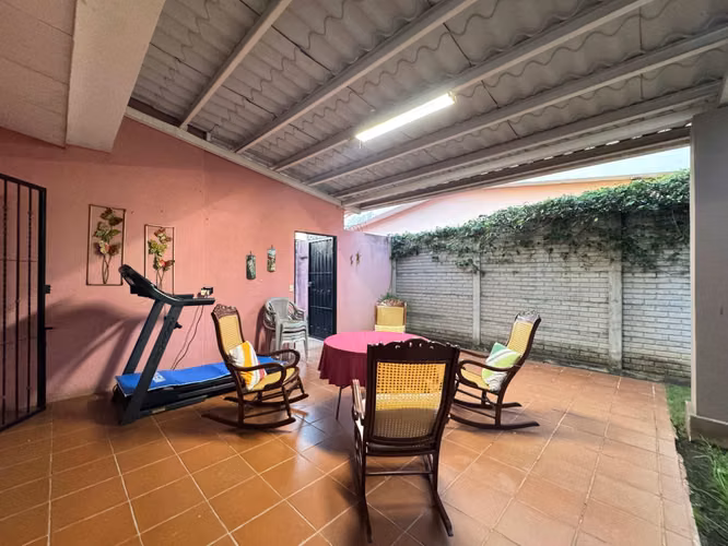 Casa en Venta con Apartamento Independiente en Villa Fontana