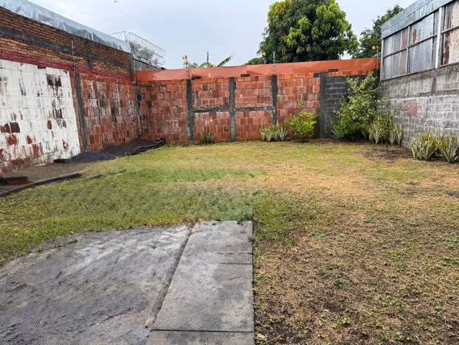 BOLONIA - SE VENDE CASA CENTRICA EN BUEN ESTADO
