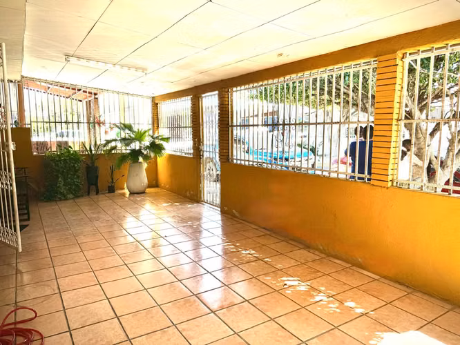 Casa amplia y bmuy bien ubicada en Altamira - Imagen 2