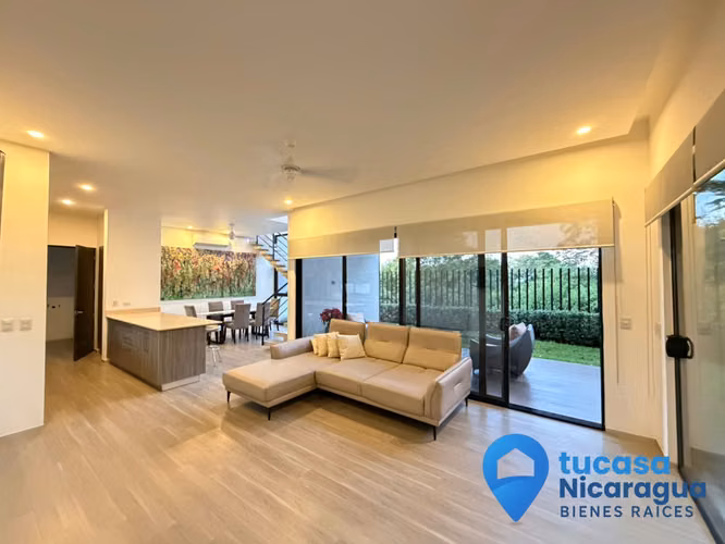 Se Renta en Altos de Villa Fontana Sur Casa en Condominio