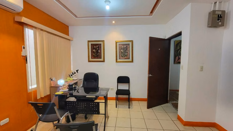 Se alquila oficina de 15 mts en Villa Fontana Norte