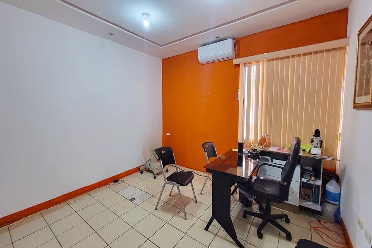 Se alquila oficina de 15 mts en Villa Fontana Norte
