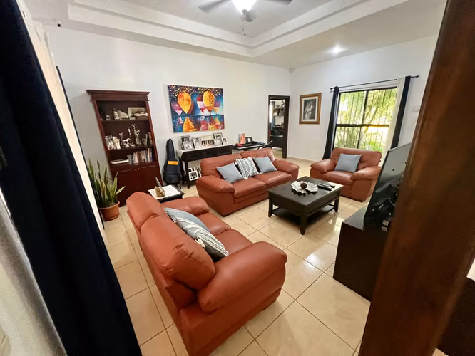 ¡Hermosa Casa Estilo Colonial en Venta – Km 11 Carretera Vieja a León! - Imagen 7