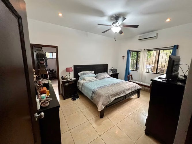 ¡Hermosa Casa Estilo Colonial en Venta – Km 11 Carretera Vieja a León! - Imagen 17