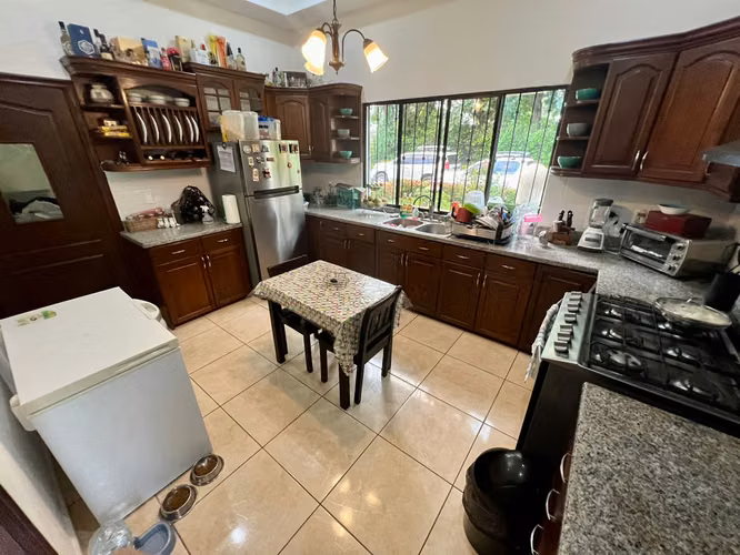 ¡Hermosa Casa Estilo Colonial en Venta – Km 11 Carretera Vieja a León! - Imagen 16