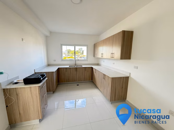 Rento Casa Nueva en Las Colinas – Dos Pisos | Condominio Privado con Piscina Comunal - Imagen 2