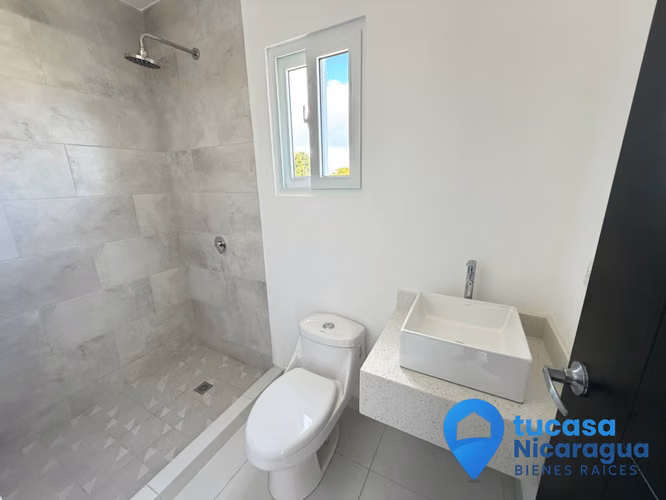 Rento Casa Nueva en Las Colinas – Dos Pisos | Condominio Privado con Piscina Comunal - Imagen 7