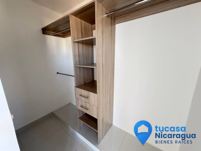 Rento Casa Nueva en Las Colinas – Dos Pisos | Condominio Privado con Piscina Comunal - Imagen 10