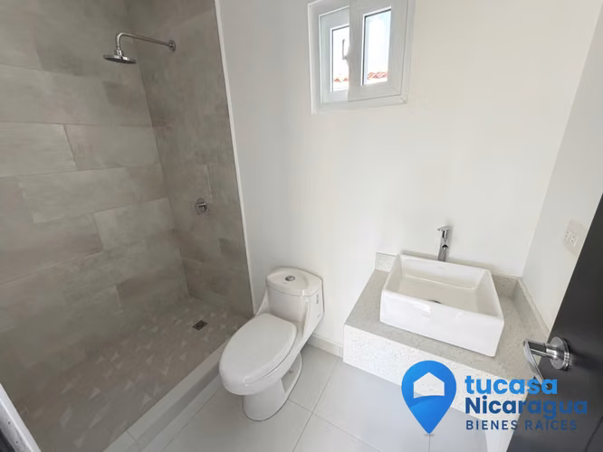 Rento Casa Nueva en Las Colinas – Dos Pisos | Condominio Privado con Piscina Comunal - Imagen 3