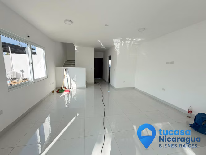 Rento Casa Nueva en Las Colinas – Dos Pisos | Condominio Privado con Piscina Comunal - Imagen 6
