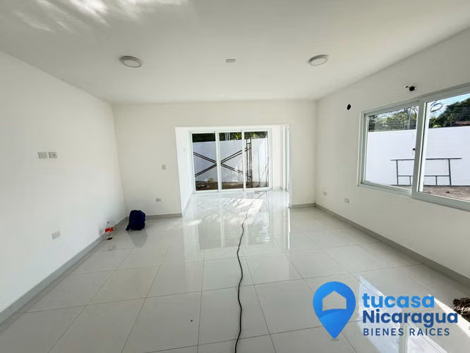 Rento Casa Nueva en Las Colinas – Dos Pisos | Condominio Privado con Piscina Comunal - Imagen 13