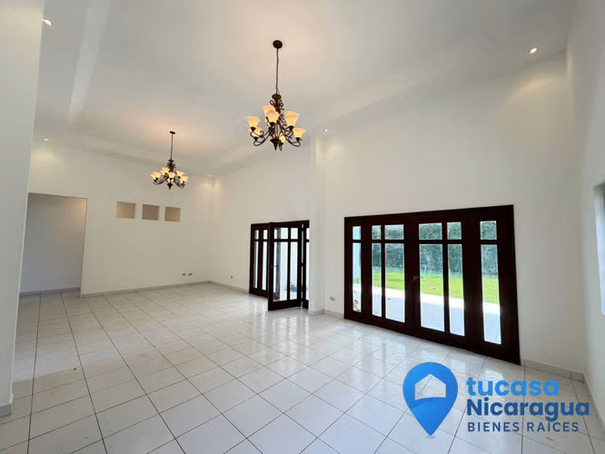 Rento Casa Moderna de Una Planta en Condominio | 3 Habitaciones | Techos Altos | 300 m² - Imagen 2