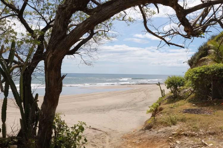 Terreno en Venta de 1,617.93 v²- Playa Hermosa