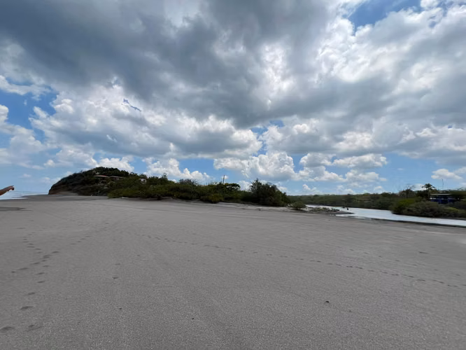 Terreno de 1,624.32 v² Frente al mar en Venta - Playa Hermosa
