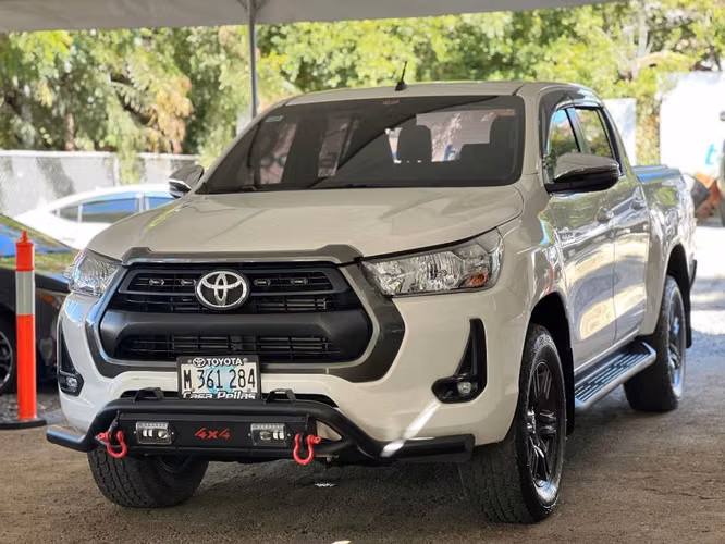 Toyota Hilux SR año 2023