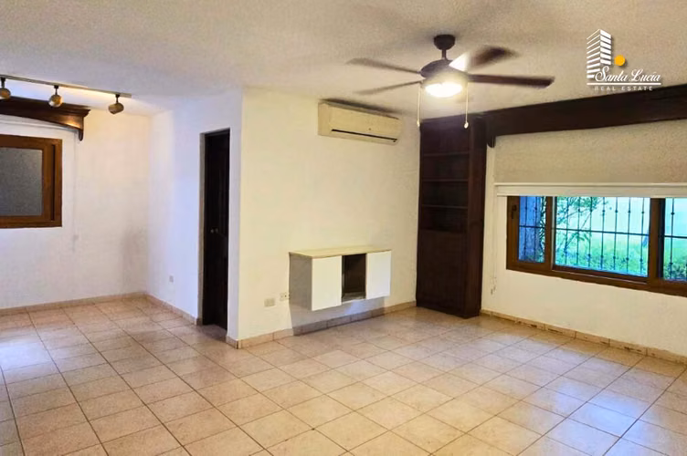 SE VENDE MAJESTUOSA RESIDENCIA EN CARRETERA SUR- LL