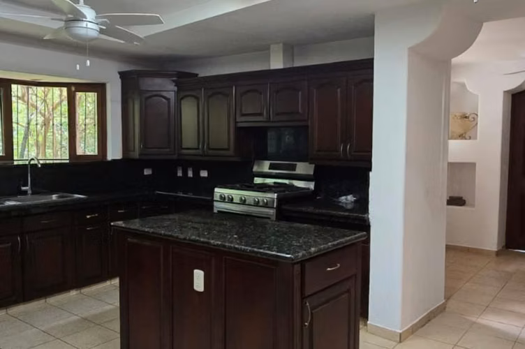 SE VENDE MAJESTUOSA RESIDENCIA EN CARRETERA SUR- LL
