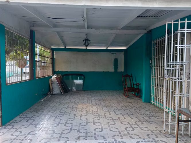 JARDINES DE VERACRUZ.  SE VENDE CASA ESQUINERA SOBRE LA PRINCIPAL.