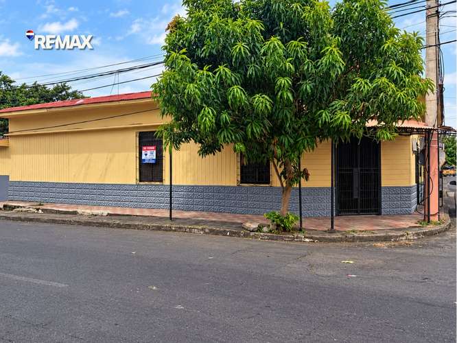 Propiedad Esquinera Comercial en Monseñor Lezcano
