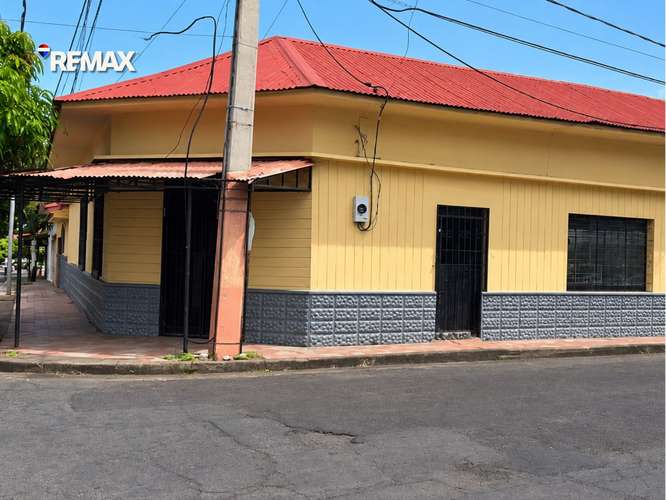 Propiedad Esquinera Comercial en Monseñor Lezcano
