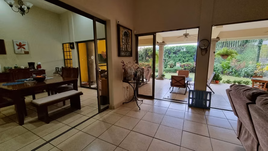 Linda casa en venta ubicada en Las Colinas