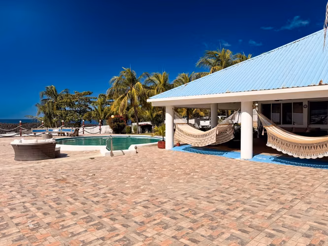 FH-Casa al frente de Playa El Transito