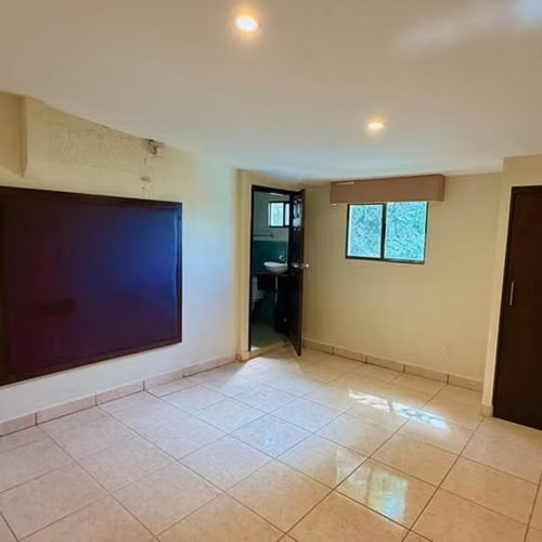  Edificio en venta – Bolonia,  $370,000