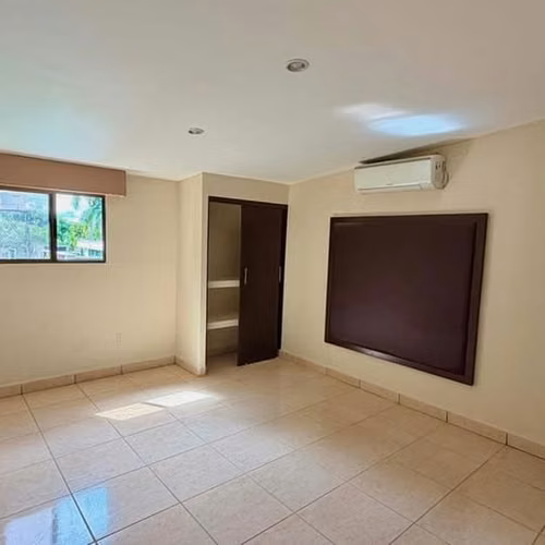  Edificio en venta – Bolonia,  $370,000