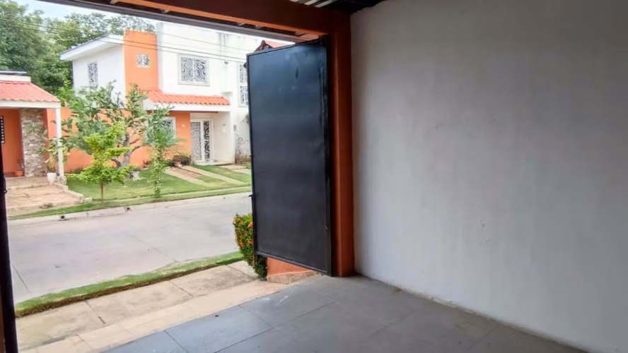 EN VENTA HERMOSA CASA EN ALTOS DE LAS BRISAS - SB