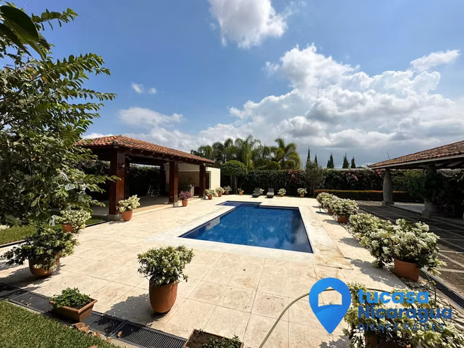 Rento casa con piscina en Santo Domingo Managua