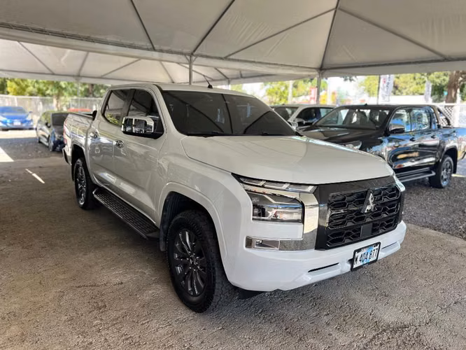 Mitsubishi L200 año 2025