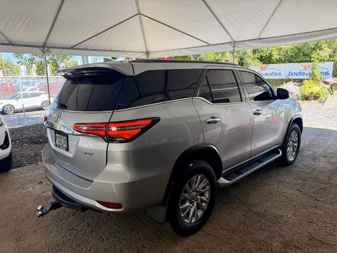 Toyota Fortuner SRV año 2021