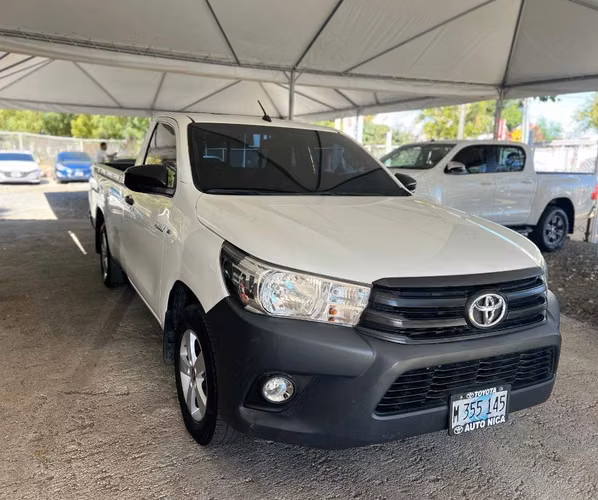 Toyota Hilux 4x2 baja año 2023