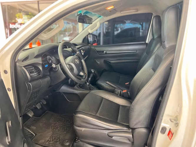 Toyota Hilux 4x2 baja año 2023