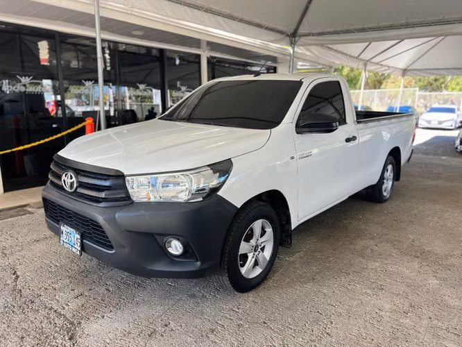 Toyota Hilux 4x2 baja año 2023
