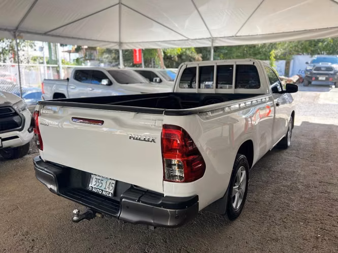 Toyota Hilux 4x2 baja año 2023