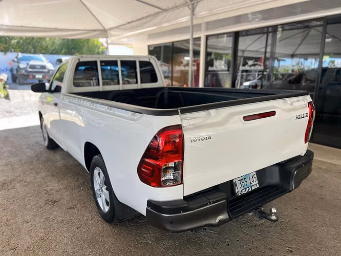 Toyota Hilux 4x2 baja año 2023