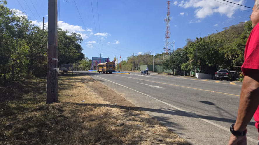 YA-Vendo terreno con amplio frente a carretera en Villa El Carmen - Imagen 2