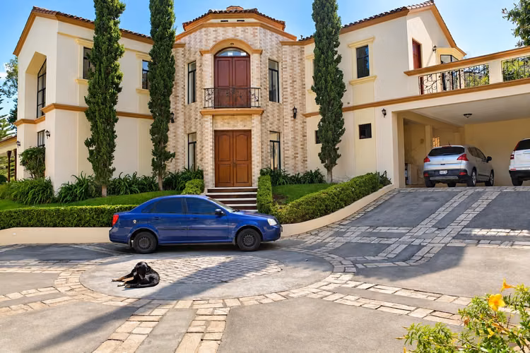 Residencia de Lujo en Carretera Sur |Piscina, Terrazas y Espacios Amplios |Precio U$570,000 dólares - Imagen 2