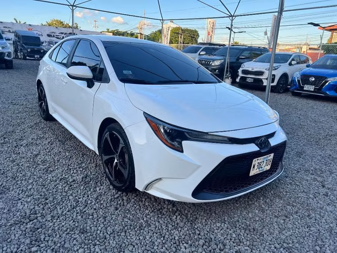 Toyota Corolla LE año 2022
