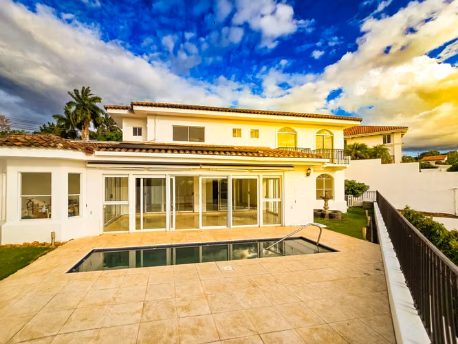 Vendo Hermosa casa en Mirador de Santo Domingo. LR