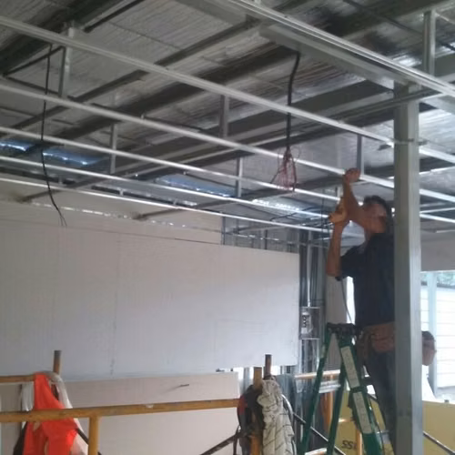 TRANSFORMA TU ESPACIO CON ACABADOS PROFESIONALES