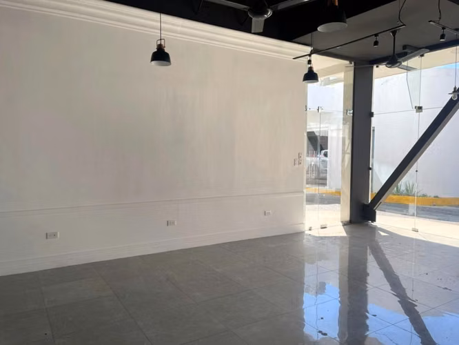 KC- Local Comercial Premium en Venta - Plaza sobre Carretera a Masaya - Imagen 2
